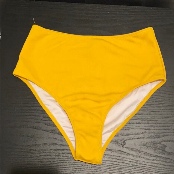 Small highwaisted Mustard Cupshe ruffle bikini set - Picture 3 of 6